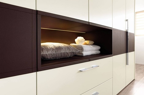 Hulsta Elumo II kast,6 deuren, draaideurkast, wit, bruin leer,300 cm. breed,open vak